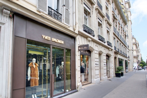 La boutique du 40 avenue Montaigne, actuellement occupée par Yves Salomon, sera restructurée dès 2021.