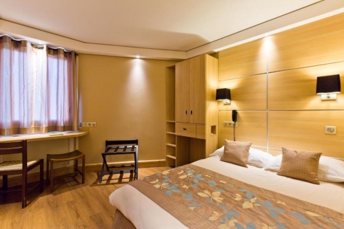 L'hôtel Novel, à Annecy.  L'hôtel Novel, à Annecy.