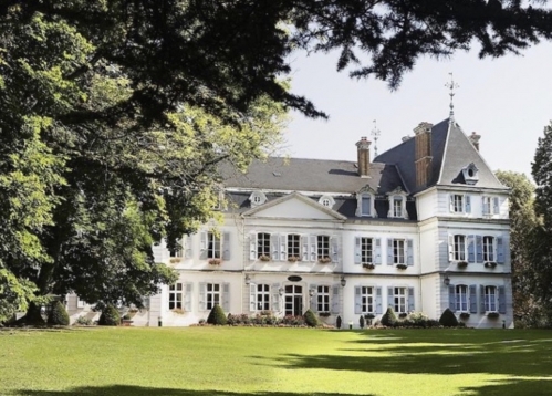 Le château de la famille de La Forest Divonne.