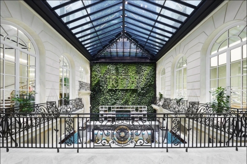 Le Pershing Hall a été transformé en immeuble de bureaux, avec un restaurant sous verrière. © Kith