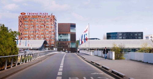 Euravenir à Lille, au centre, prolonge le pont d'Erfurt près des gares. © LAN-Paris