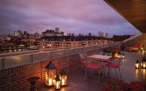 Le complexe hôtelier Faena, à Buenos Aires, avec vue sur la ville.