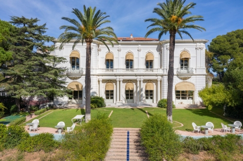 Le Rocabella, situé entre Troyes et Hyères.