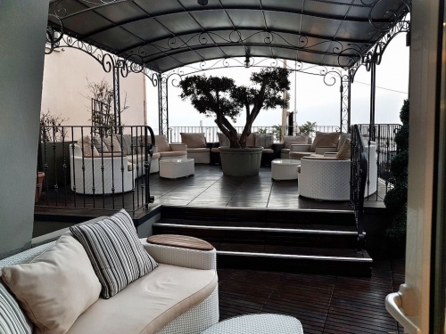 La terrasse du Thalassa, implanté dans le Cap Corse