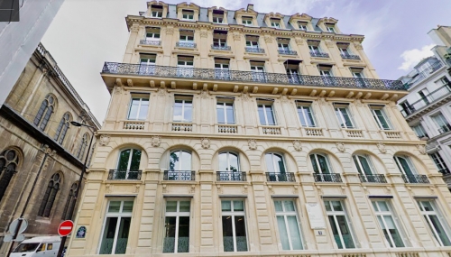 Le 3 rue Blanche jouxte l'église de la Sainte Trinité. © Google Maps