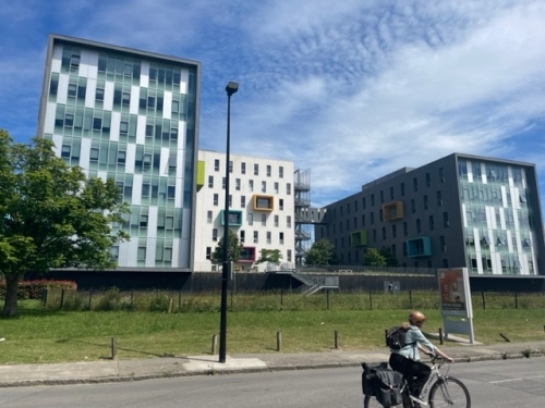 L'actif est situé au pied de la station Schoelcher, tout près du centre Atlantis. ©Torny Meyer