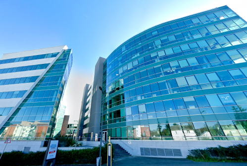 Les deux immeubles qui forment l'ensemble Orléans Plaza. © Google Maps