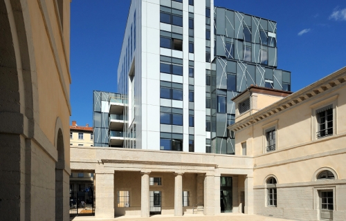 Le mélange de la pierre, du verre et du métal au sein de Convergence. © Studio Erick Saillet