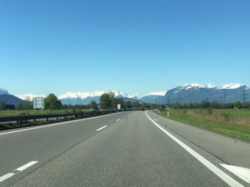 Autoroute montagne au loin - 600