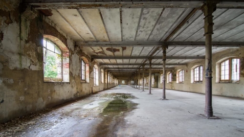 Les friches dégradées sont le thème de ce nouveau fonds. DR