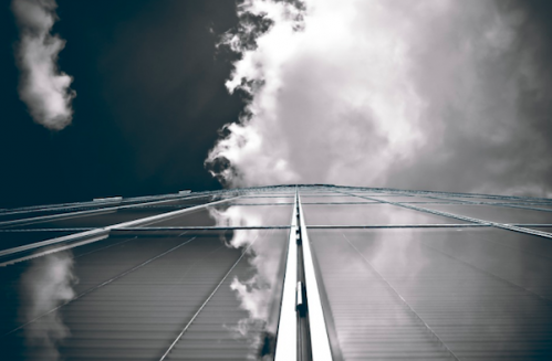 Façade en verre d'un immeuble de bureaux
