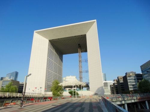La Grande Arche dans le quartier de La Défense confiné. La Grande Arche dans le quartier de La Défense confiné.
