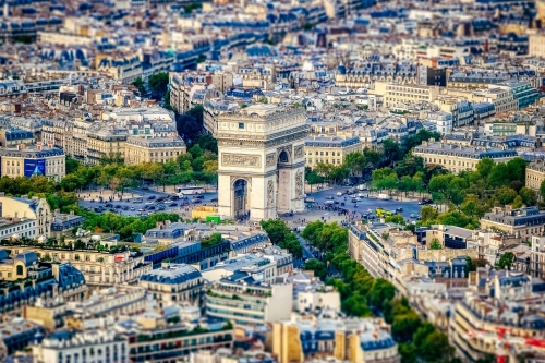 Les bureaux français d'UBP Asset Management France se trouvent à Paris, sur les Champs-Élysées.