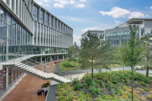 L'immeuble V, face à la Gare des Chantiers à Versailles.