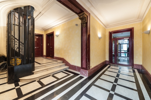 Vue de l'entrée de l'un des deux immeubles résidentiels acquis par Allianz Real Estate à Paris Vue de l'entrée de l'un des deux immeubles résidentiels acquis par Allianz Real Estate à Paris