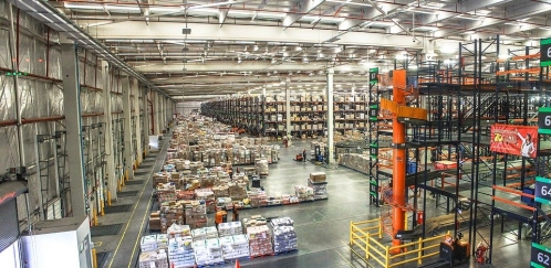 Un entrepôt alimentaire. Un entrepôt alimentaire.