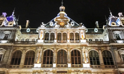 Place des Cordeliers, où se rejoignent les rues de la République et Grolée, lieux des acquisitions d'Amundi Immobilier avec Crédit Agricole Centre-Est. © CFNEWS IMMO