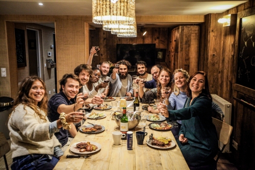 Les dirigeants de la Casa dans une de leurs maisons à Créteil