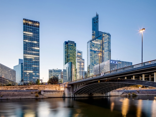 La tour CB21, au centre de l'image