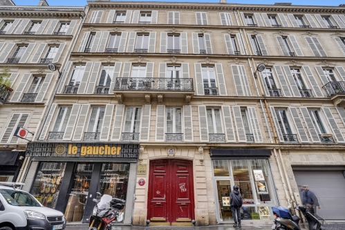 L'immeuble résidentiel situé rue de Douai, dans le 9e arrondissement.  L'immeuble résidentiel situé rue de Douai, dans le 9e arrondissement.