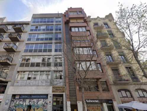 Le 102 Provenza à Barcelona (à gauche). © Google Maps