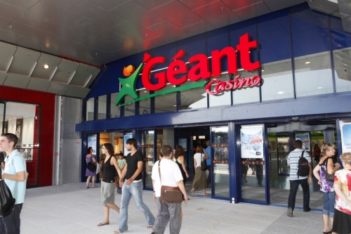 Casino cède deux de ses hypermarchés Géant