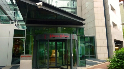 Le siège de Johnson & Johnson, au 1 Camille Desmoulins à Issy-les-Moulineaux.  Le siège de Johnson & Johnson, au 1 Camille Desmoulins à Issy-les-Moulineaux.