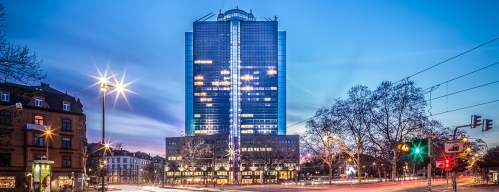 La tour City Gate à Francfort, vue de nuit, issue du portefeuille de Godewind.