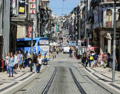 La rua de Santa Catarina à Porto (Portugal), où AEW reprend une boutique Adidas. © Turismo en Portugal