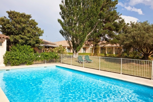 La piscine du 3* Paradou, près d'Avignon