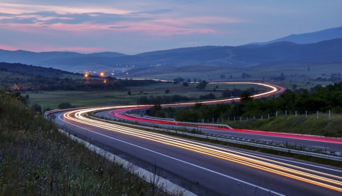 Autoroute dans un paysage rural