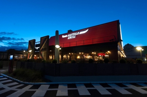 Un restaurant Buffalo Grill, de nuit. © Napaqaro
