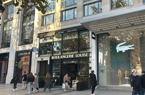 La boulangerie Louise au 50 Champs-Élysées à Paris. 