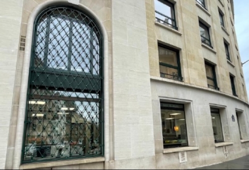 L'immeuble de bureaux situé au 22-24 Courcelles à Paris 8e. 