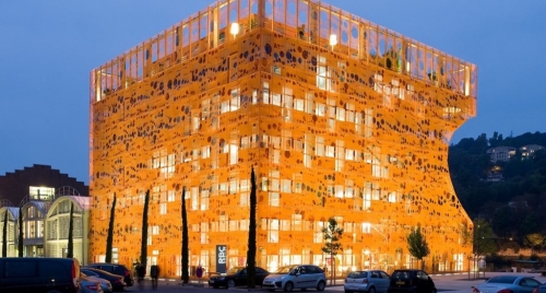 Le célèbre Cube Orange de Jakob-MacFarlane, à Lyon Confluence, est lié à l’image de Cardinal.