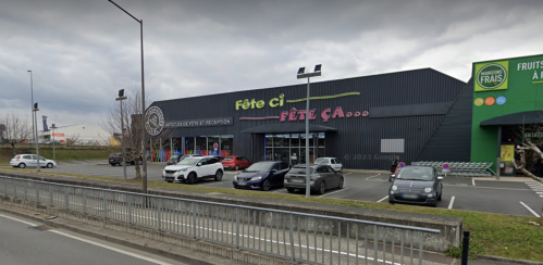 L'ensemble commercial est situé à La Chapelle-Saint-Aubin, au nord de l'agglomération du Mans. ©Google Street View