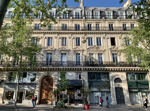 Le 18 quai Mégisserie à Paris. 