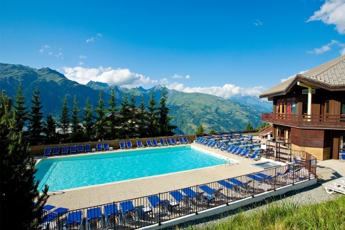 Si MMV réalise la majeure partie de son chiffre d'affaires en hiver, ces résidences sont également ouvertes en été, comme ici à La Plagne. © MMV