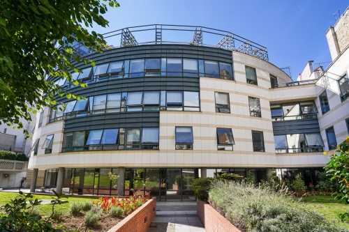 Le 6-6bis Laferrière à Paris 9, vu depuis de le jardin
