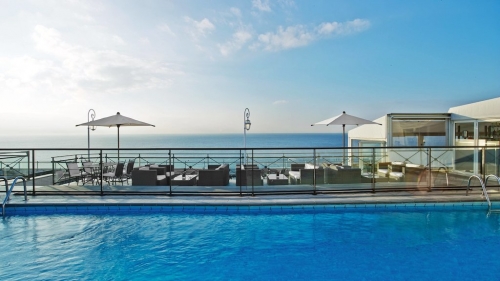 La piscine sur mer de l'hôtel Méridien de Nice
