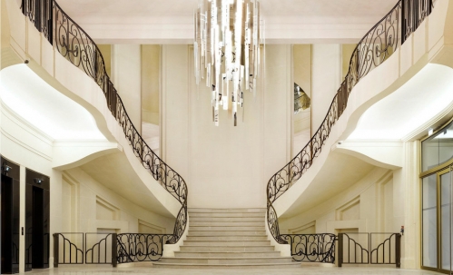 L'escalier double révolution en pierre et fer forgé du 79 Champs-Élysées