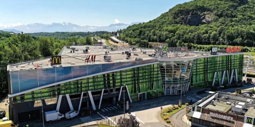 Le Shopping Etembières, près de la frontière Suisse