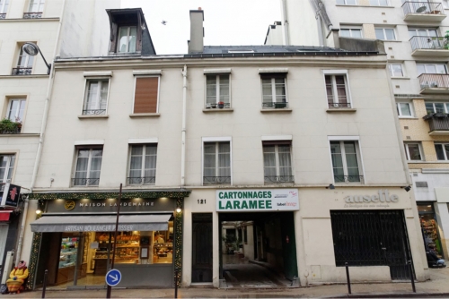 Le 121 rue de Charonne dans le 11e arrondissement de Paris.  Le 121 rue de Charonne dans le 11e arrondissement de Paris.