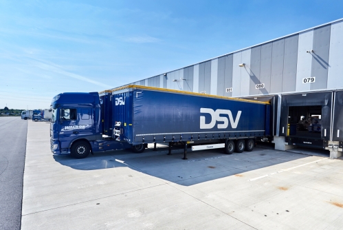Un entrepôt de DSV. Un entrepôt de DSV.