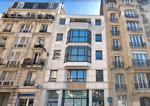 Le 18 rue Stéphenson, Paris 18, au centre
