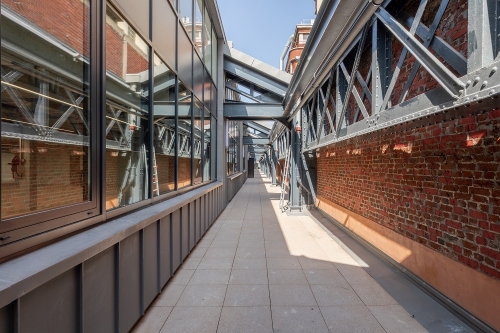 Quai 8, au 1 rue de Saint-Pétersbourg, à Paris 8. 