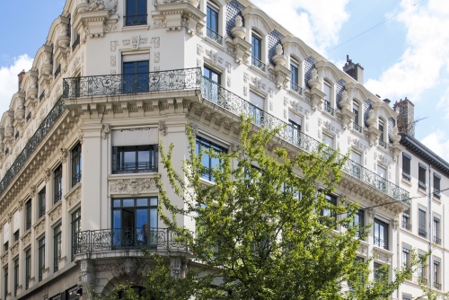 Le 69 République à Lyon, un immeuble taillé, notamment, d'un lion à la gueule ouverte, et surplombé d'un dôme.