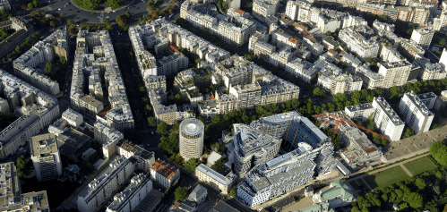 La tour Racine, reconnaissable par sa forme cylindrique, Paris 12. © Maud Caubet Architecte