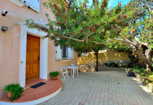 L'extérieur de la Villa "Les quatre saisons" à Saint-Tropez. ©Trip.com