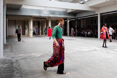 Défilé de juin 25 de Dries Van Noten dans un ancien entrepôt de stockage de meubles du 12e arrondissement.